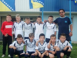 Sadik Osmanović - Crnjo sa mladim fudbalerima ŠF Respect