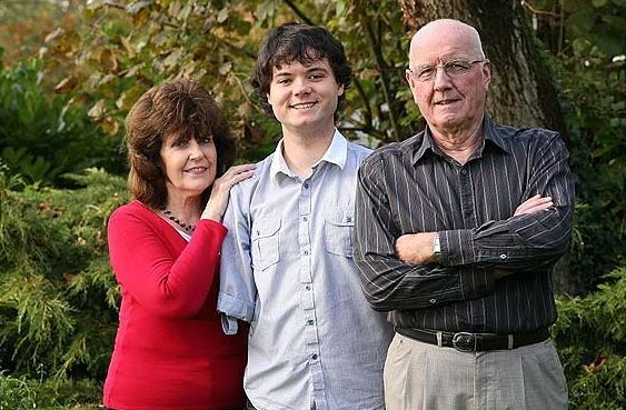 Cornel sa svojim usvojiteljima; Foto: Telegraph