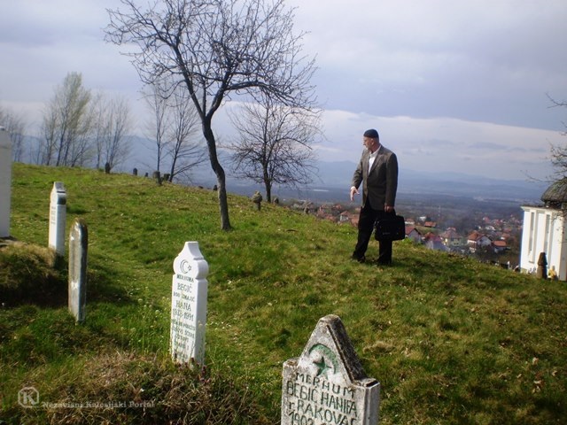 Harun ef. Sljivić pokazuje mjesto tekije