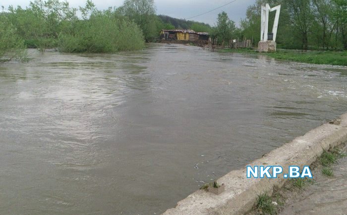 Spreča izlila iz korita i prekinula putnu komunikaciju Vukovije - Gračanica poplava spreca 1
