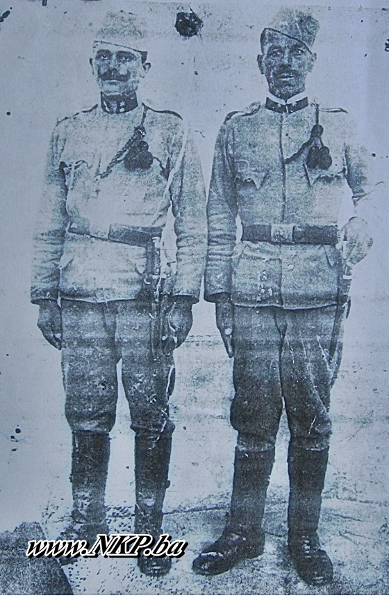 Fotografija nastala u Prvom svjetskom ratu negdje na balkanskom ratištu. Na fotografiji su, s lijeva Mustafa Hadžić iz Kikača i Hamza Karić iz Kikača (Izvor: Fotoalbum porodice E. Sakić)