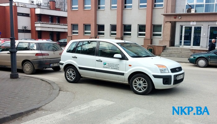 Je li dozvoljeno parkiranje službenih automobila na ovakav način? parking inspekcija