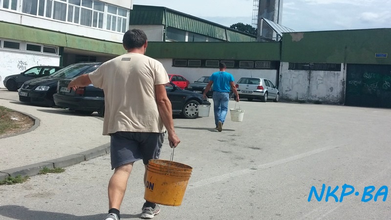 Uposlenici škole u kantama nosili vodu do škole
