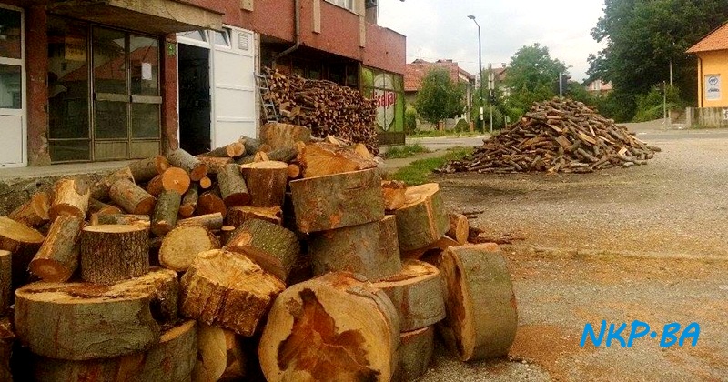 Drva u centru Kalesije: Općinska vlast već godinama bez rješenja drva u centru kal 2