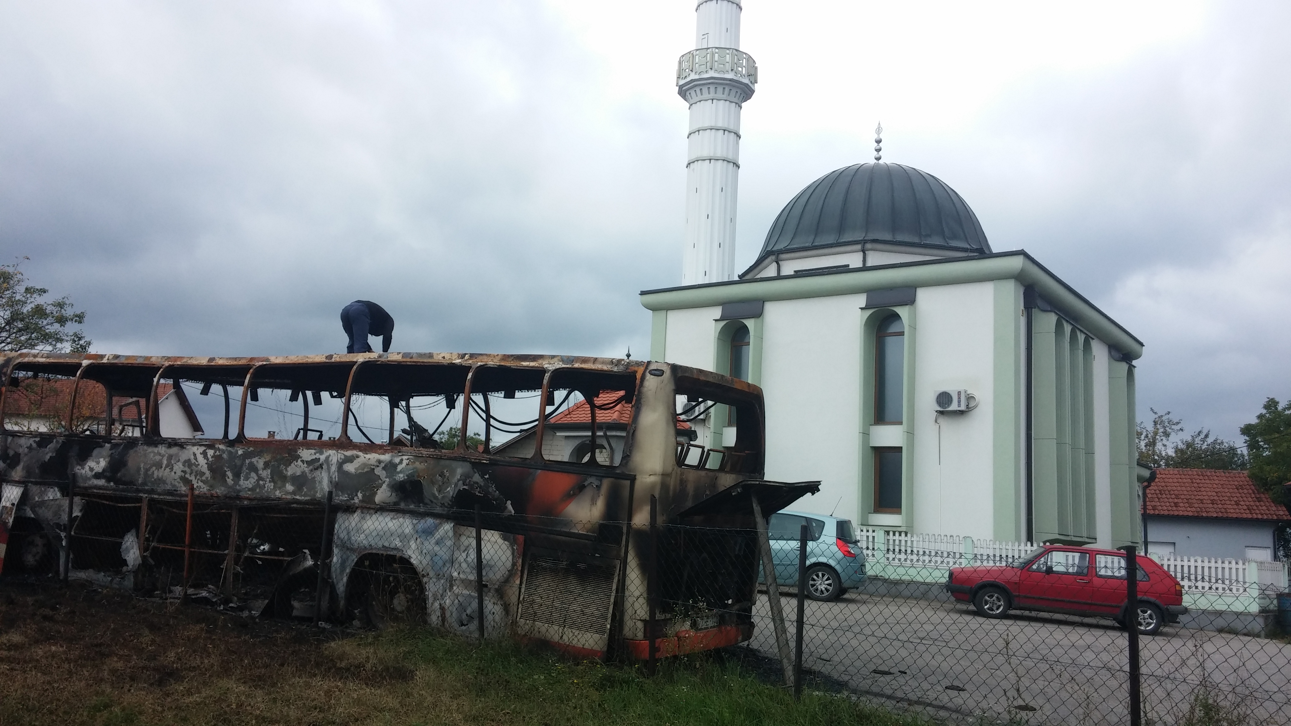 Paljenje autobusa u neposrednoj blizini džamije