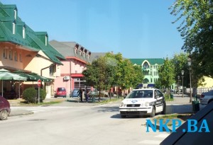 Policijsko vozilo nepropisno parkirano 50-tak metara od Policijske stanice