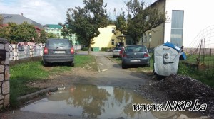 Školski primjer nepropisnog parkinga u školskom dvorištu