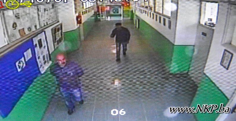 Snimak nadzorne kamere u MSŠ Kalesija: Policija mobitelom uslikala snimak sa računara pljačka škola kalesija (2)