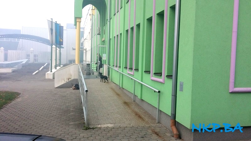 Zgrada Općine: Pristup za osobe u invalidskim kolicima samo do prizemlja
