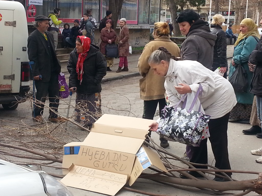 korisnici narodne kuhinje blokirali ulicu tuzla 2
