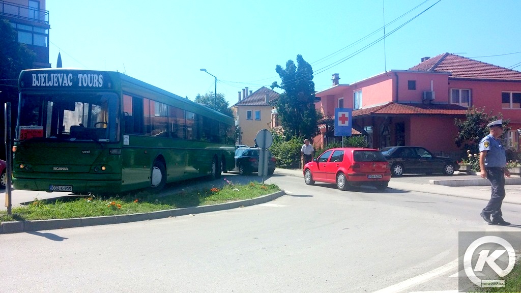 Nakon i "najobičnije" saobraćajne nezgode u centru Kalesije - SAOBRAĆAJ JE BLOKIRAN IZ SVIH PRAVACA