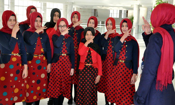ruke-koje-pricaju---ilahije-na-znakovnom-jeziku_trt-bosanski-24858 (1)