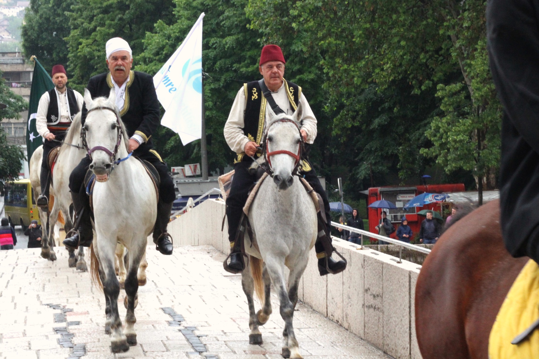 SARAJEVSKI KONJANICI KRENULI U POHOD NA AJVATOVICU