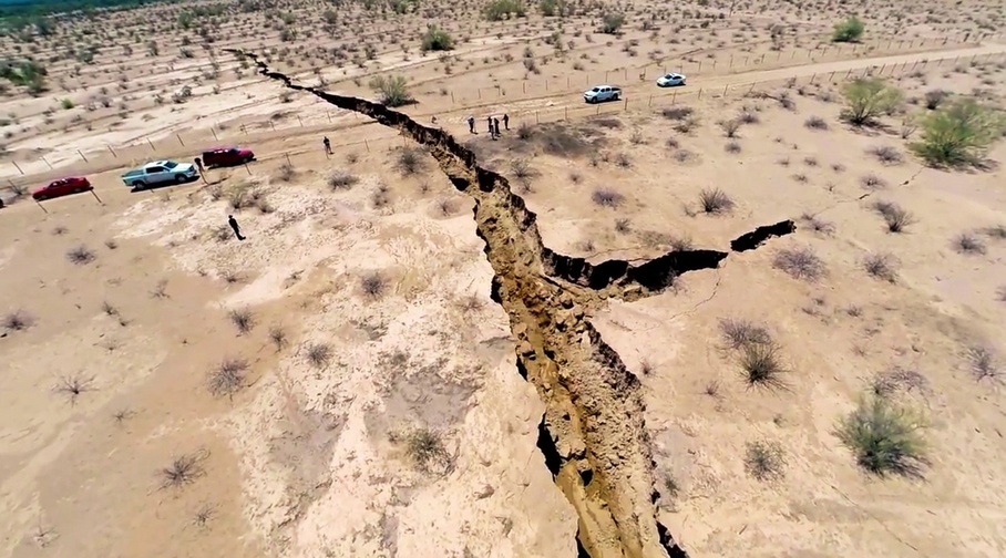 Giant-Earth-Crack-mexico