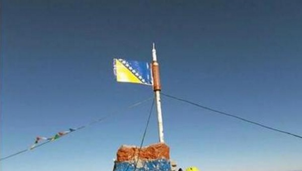 zastava boih na vrhu maglica