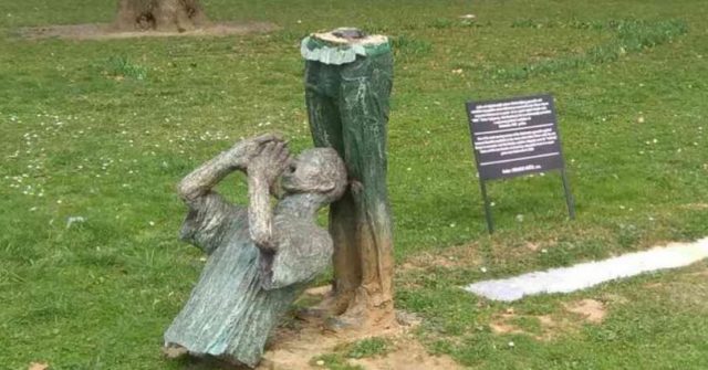 statua RAMO DOZIVA SINA polomljeno