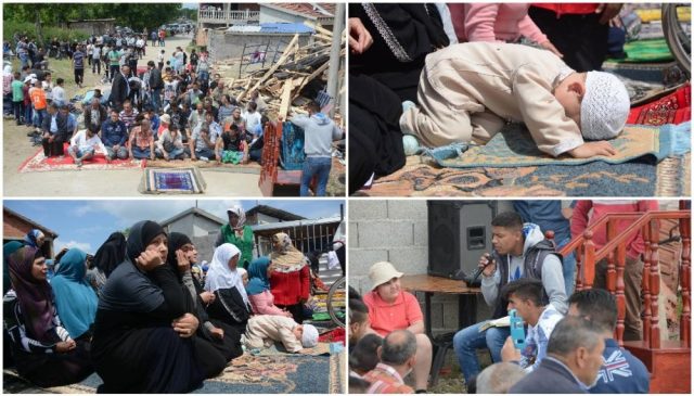namaz ispred porusene dzamije 1