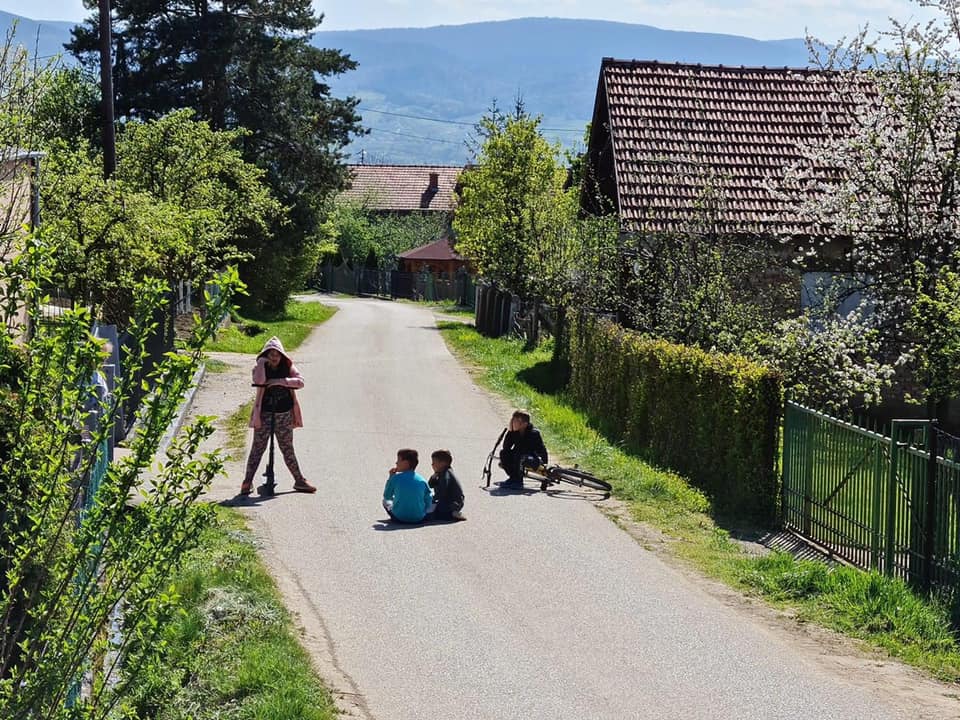 djeca na putu igra