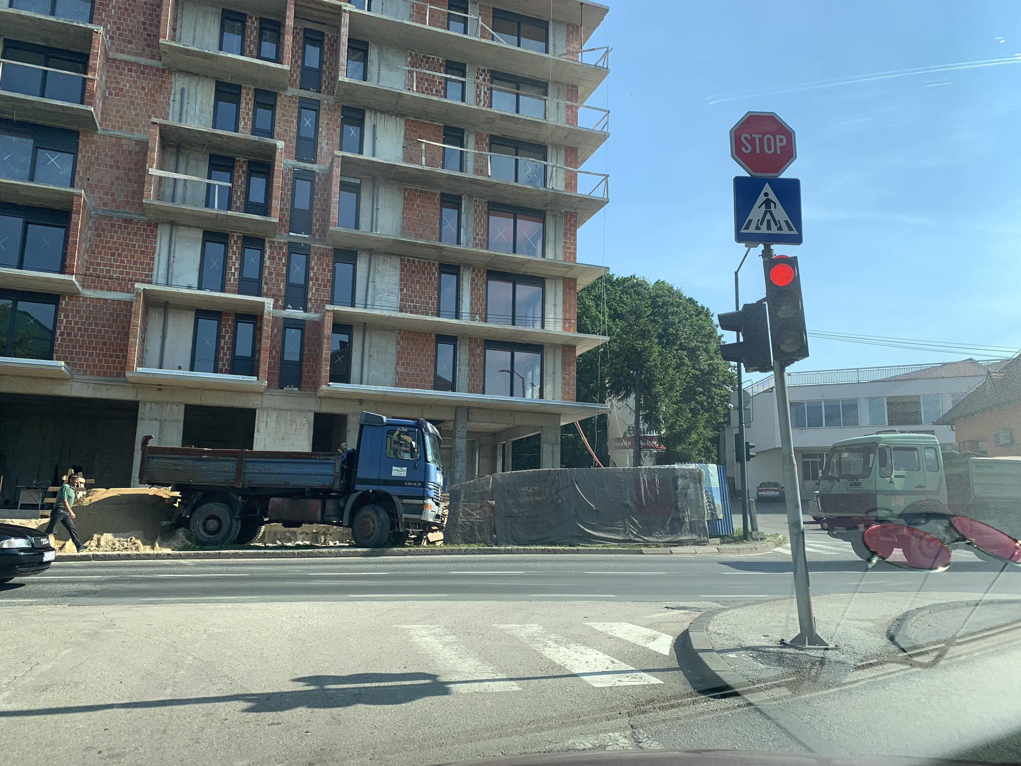 juni 2023 kalesija zgrada radovi kamion semafor 1