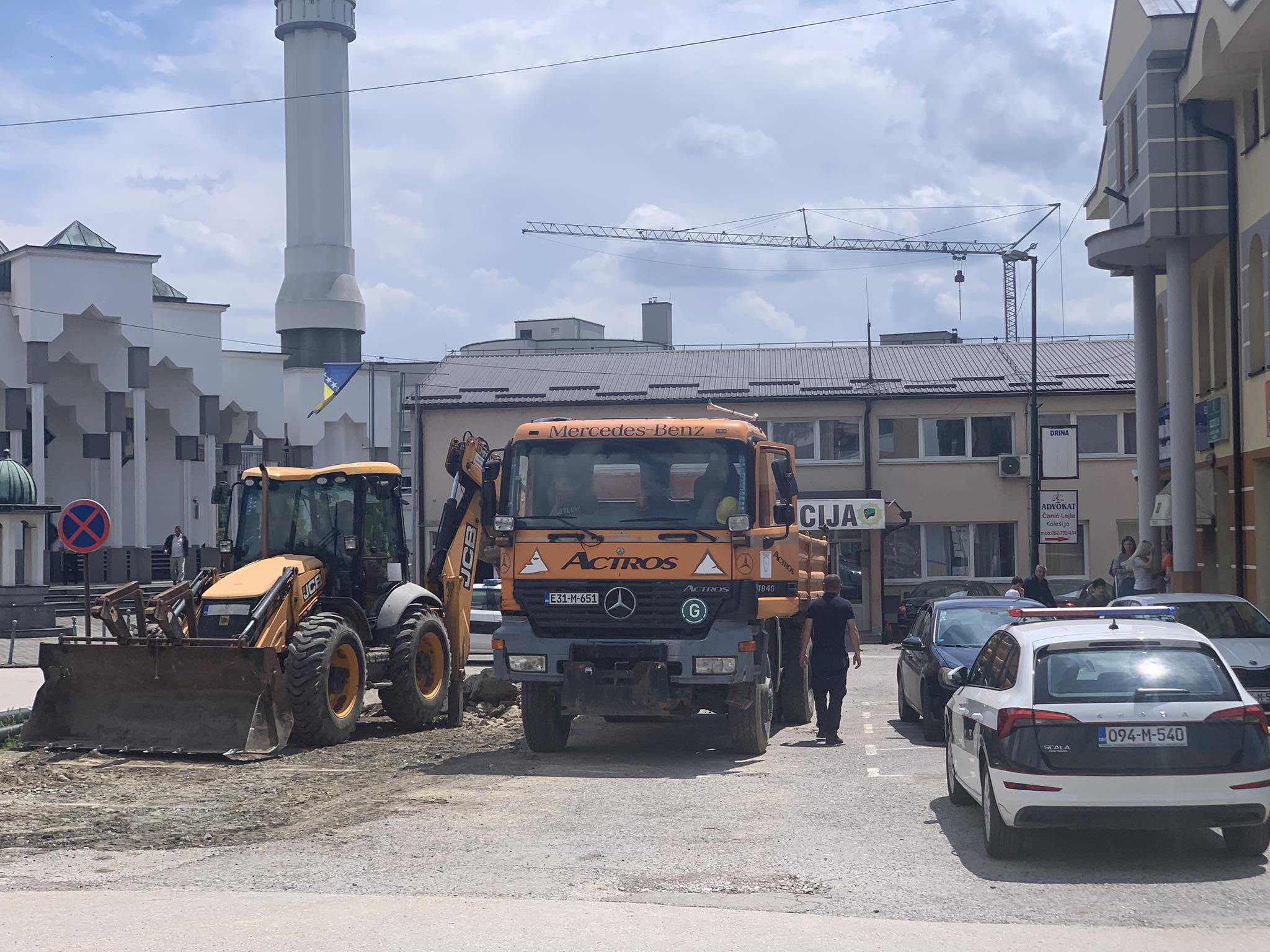 policija radovi ispred PS Kalesija spomenik 1