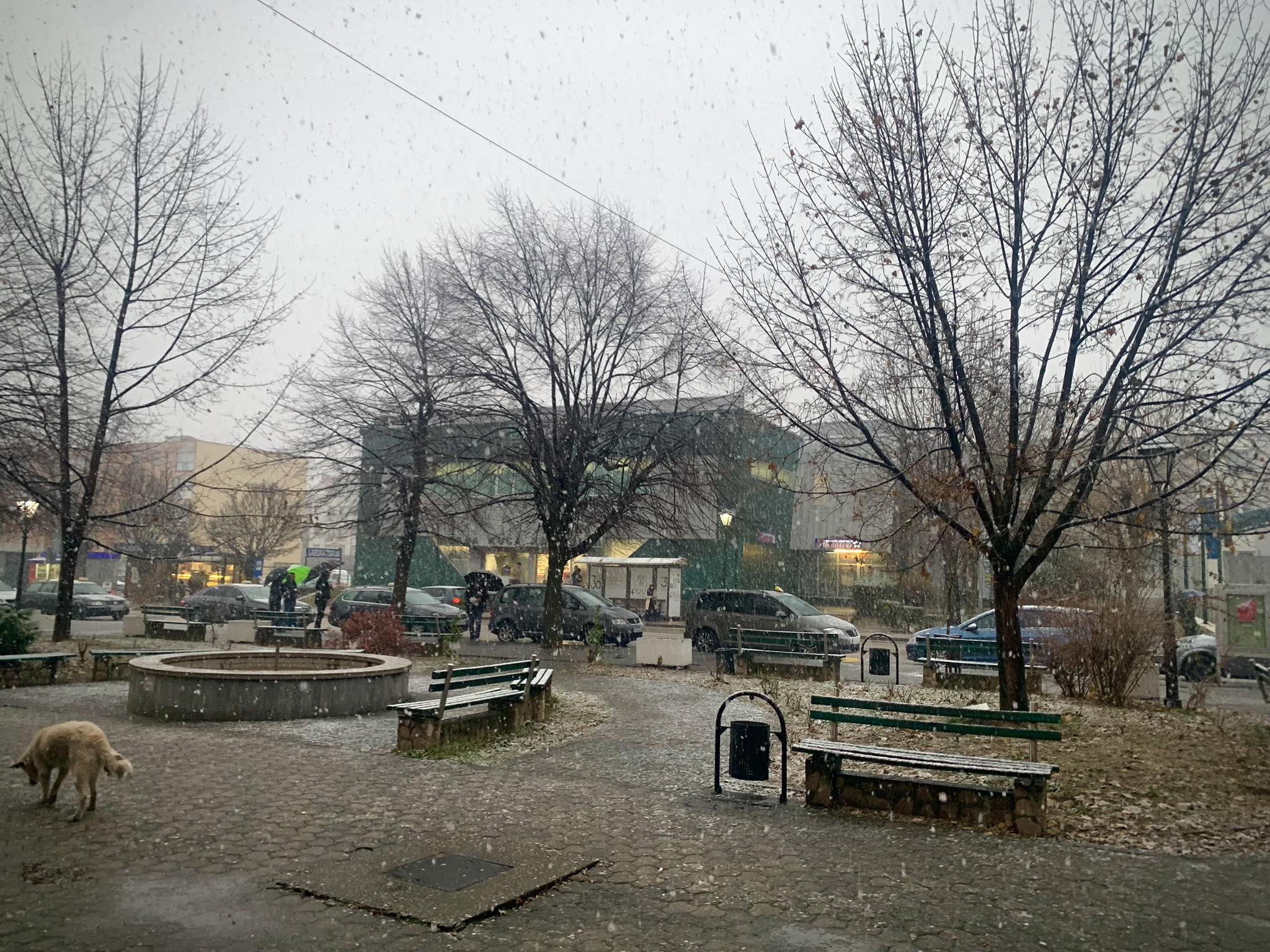 DECEMBAR 2023 zima snijeg KALESIJA 1 TRG ISPRED BKC BINGO TAXI