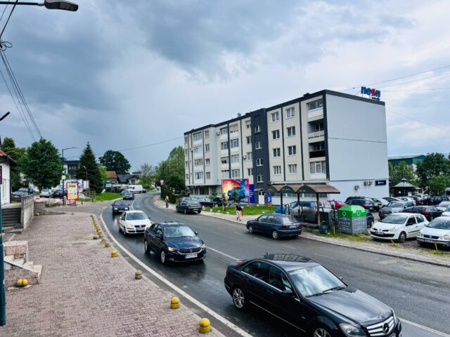 kalesija centar magistrala auta guzva saobracaj semafor cekanje zgrada neon 1
