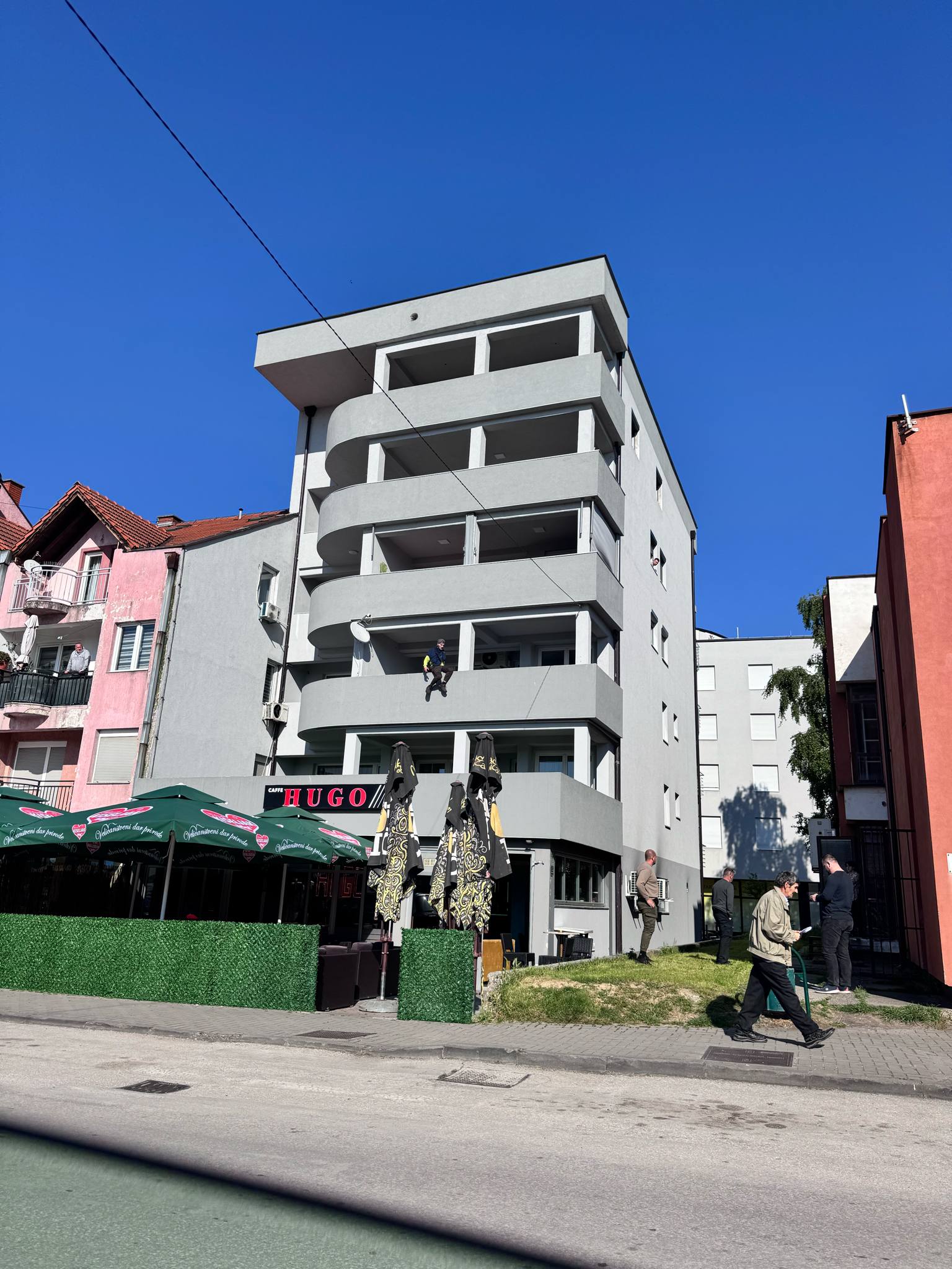 momak na balkonu terasi 1