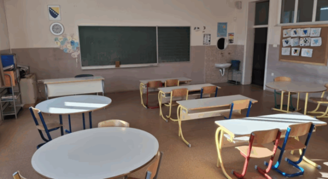 skola prazne klupe 001