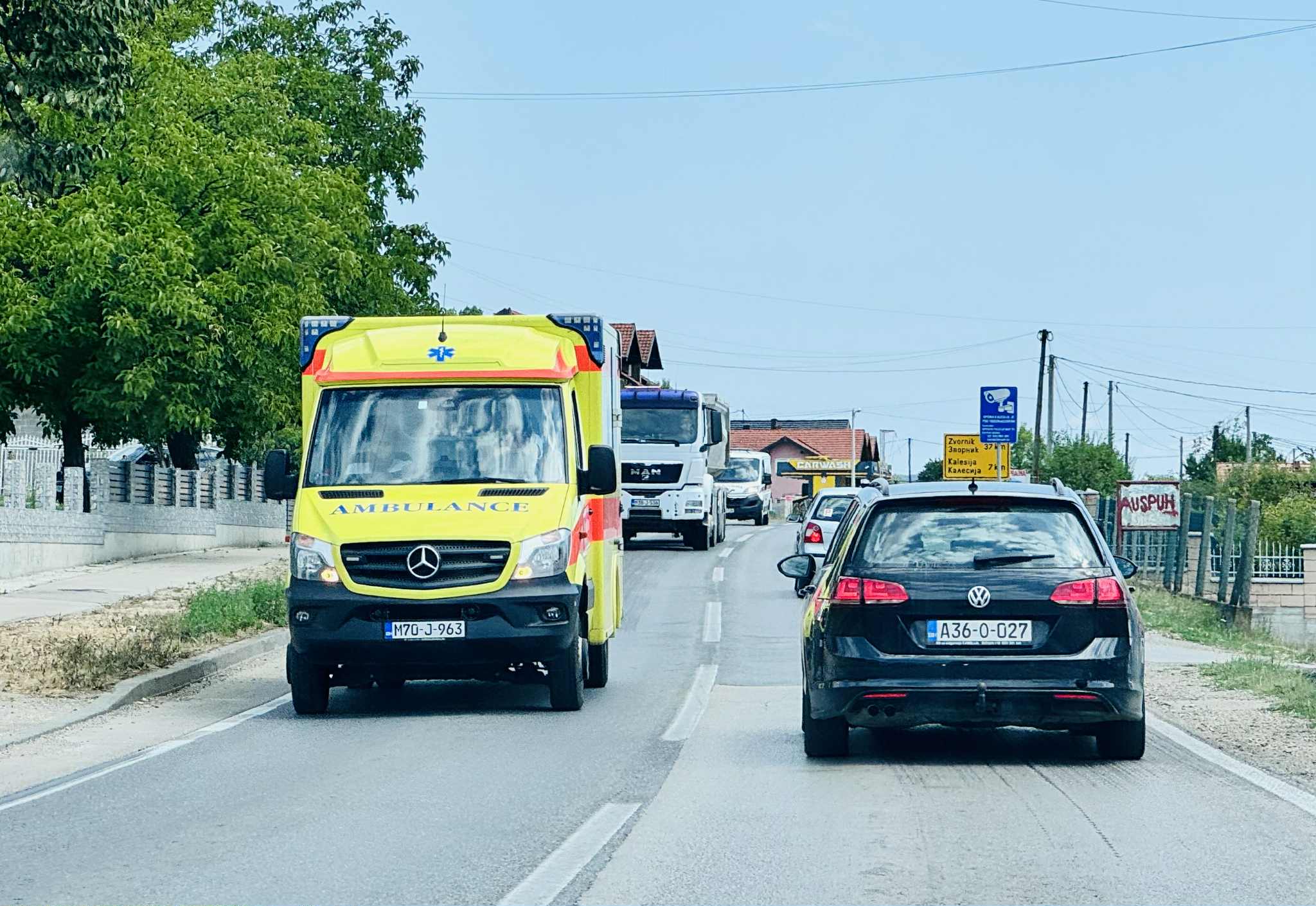 hitna pomoc kalesija vozilo AMBULANTA saobracaj guzva magistrala 1