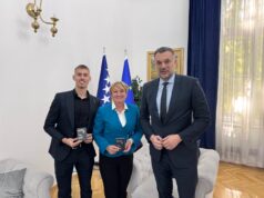 Ministar Konaković uručio diplomatski pasoš mladom Kalesijcu Bakiru Musiću i trenerici Kadi Delić