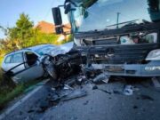 Teška nesreća u Vukovijama (Kalesija): Sudarili se automobil i kamion, tri osobe povrijeđene